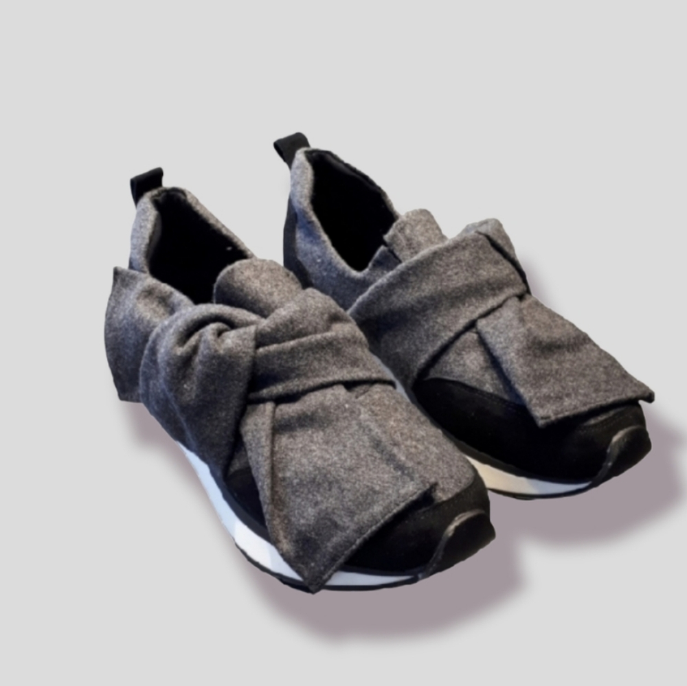 J Slides bow sneaker